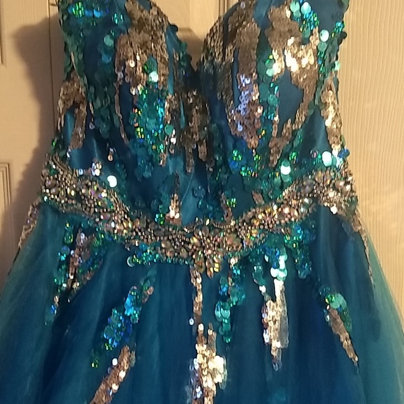 Dress - Picture 2 of 8